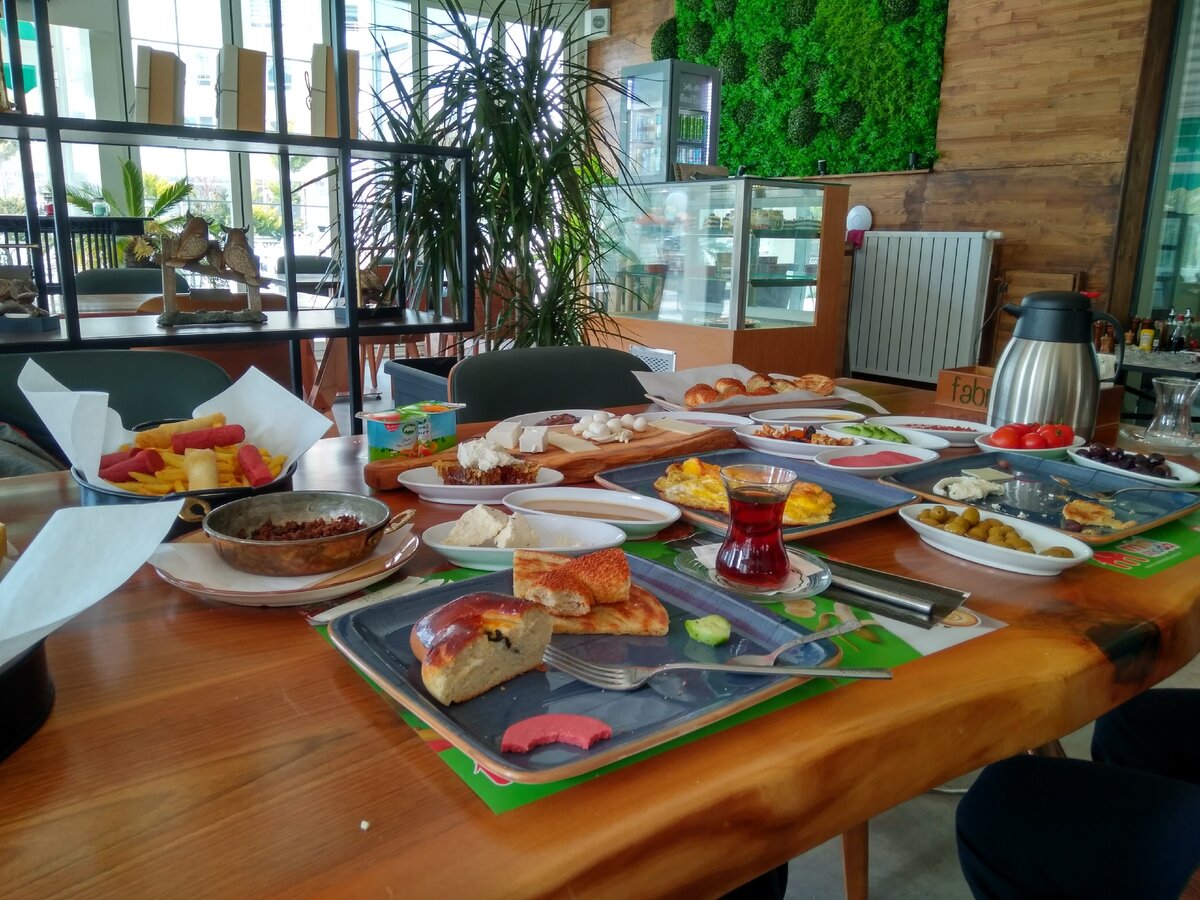 Это тот самый завтрак. Кажется, не весь — что-то принесли позже, уже после фото. На переднем плане — тюльпанчик для чая, о нём ниже 