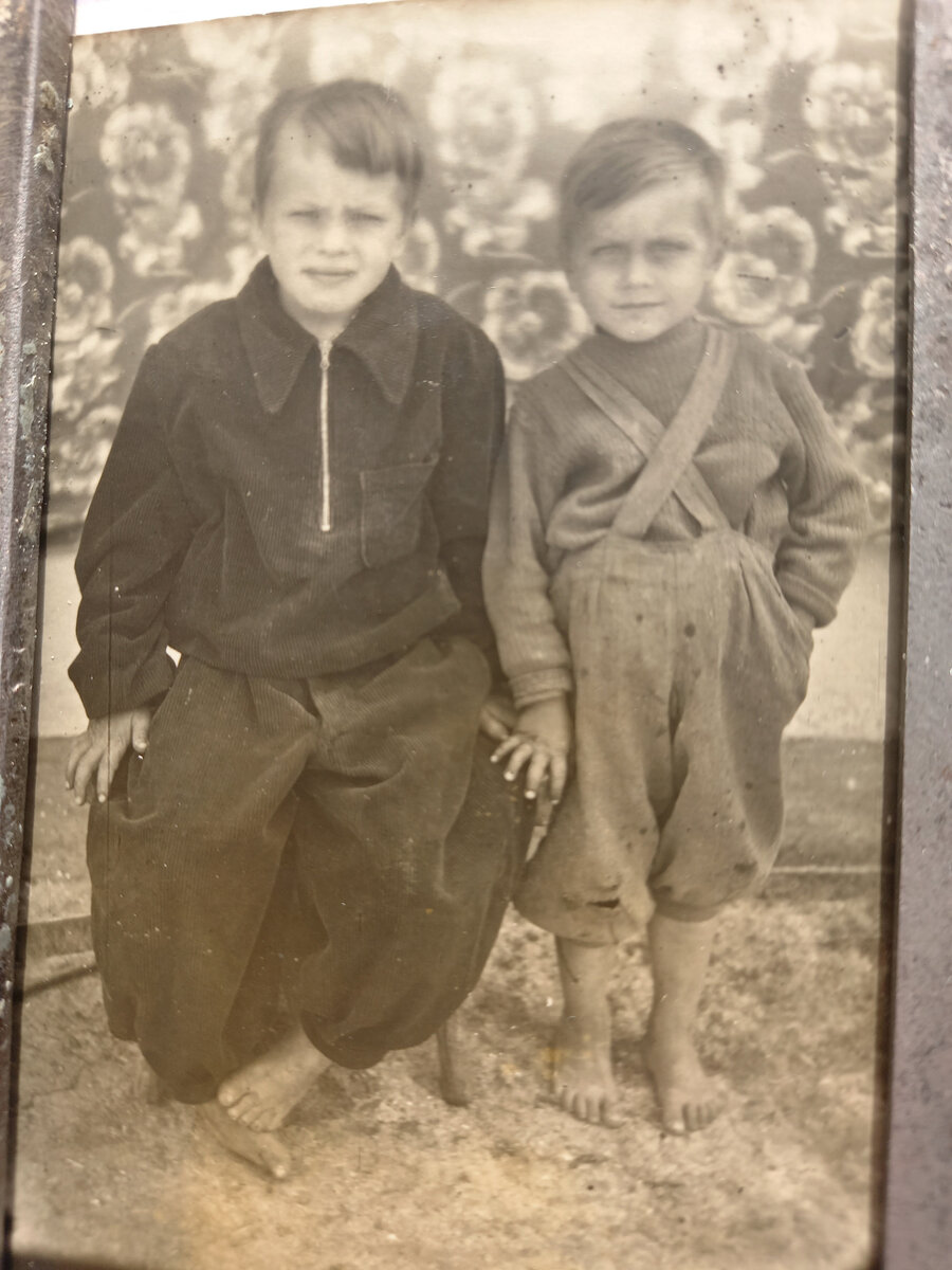 К школе готовы. Я и брат.