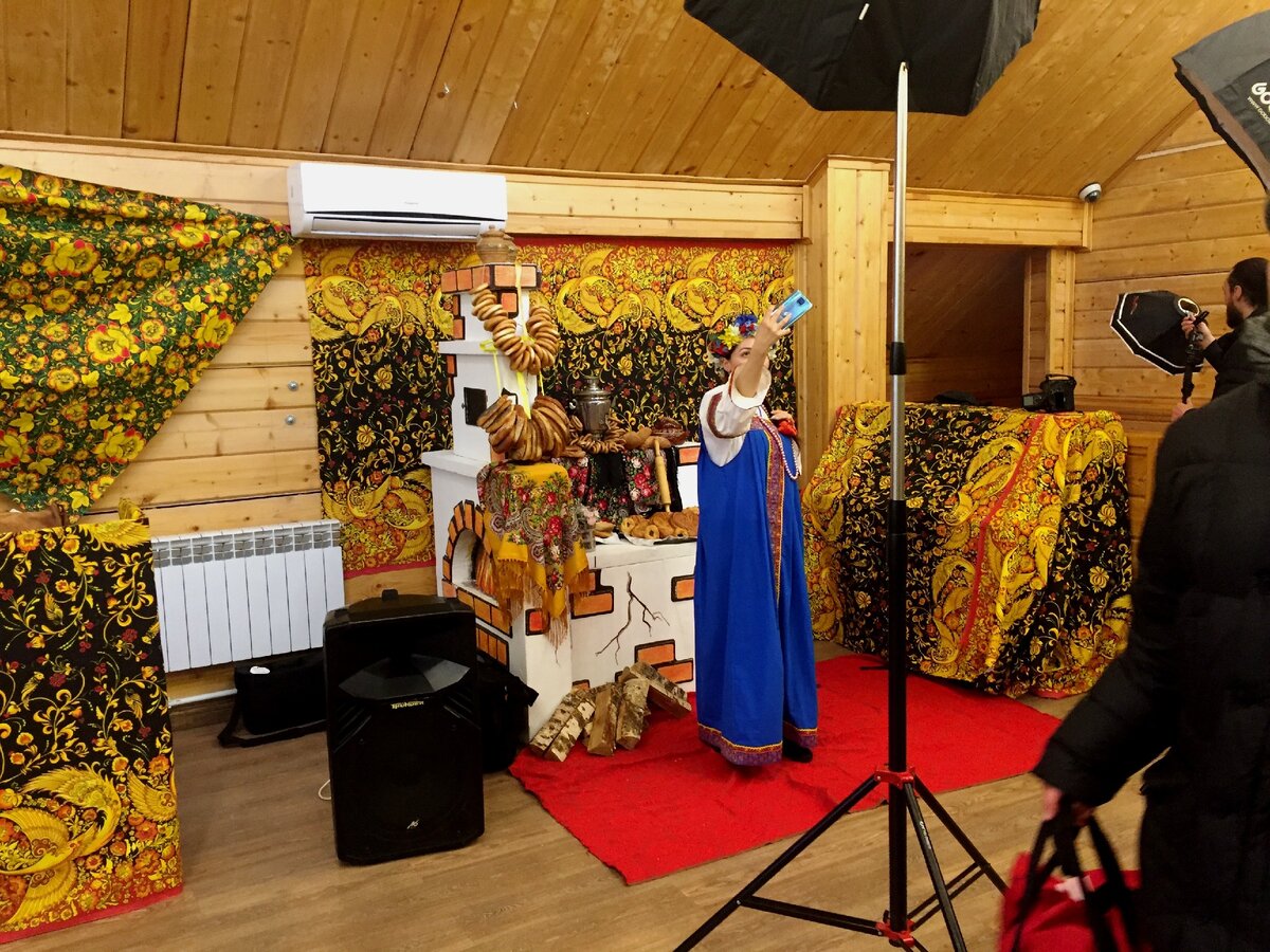 Это наша официантка до того, как собрались гости, фотографируется на память