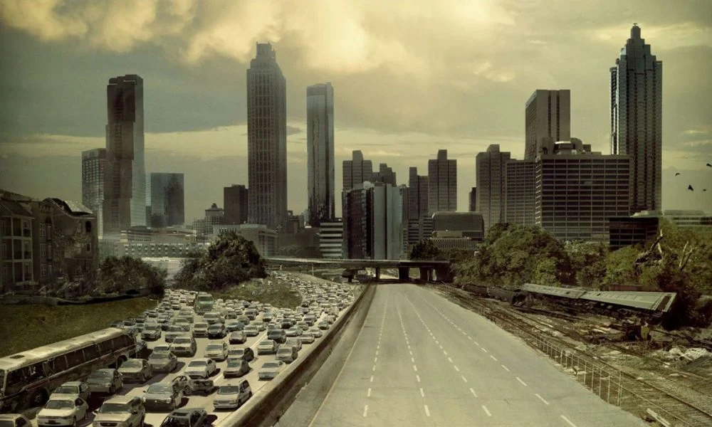 Кадр из сериала «Ходячие мертвецы», в котором именно вирус выкосил человечество.