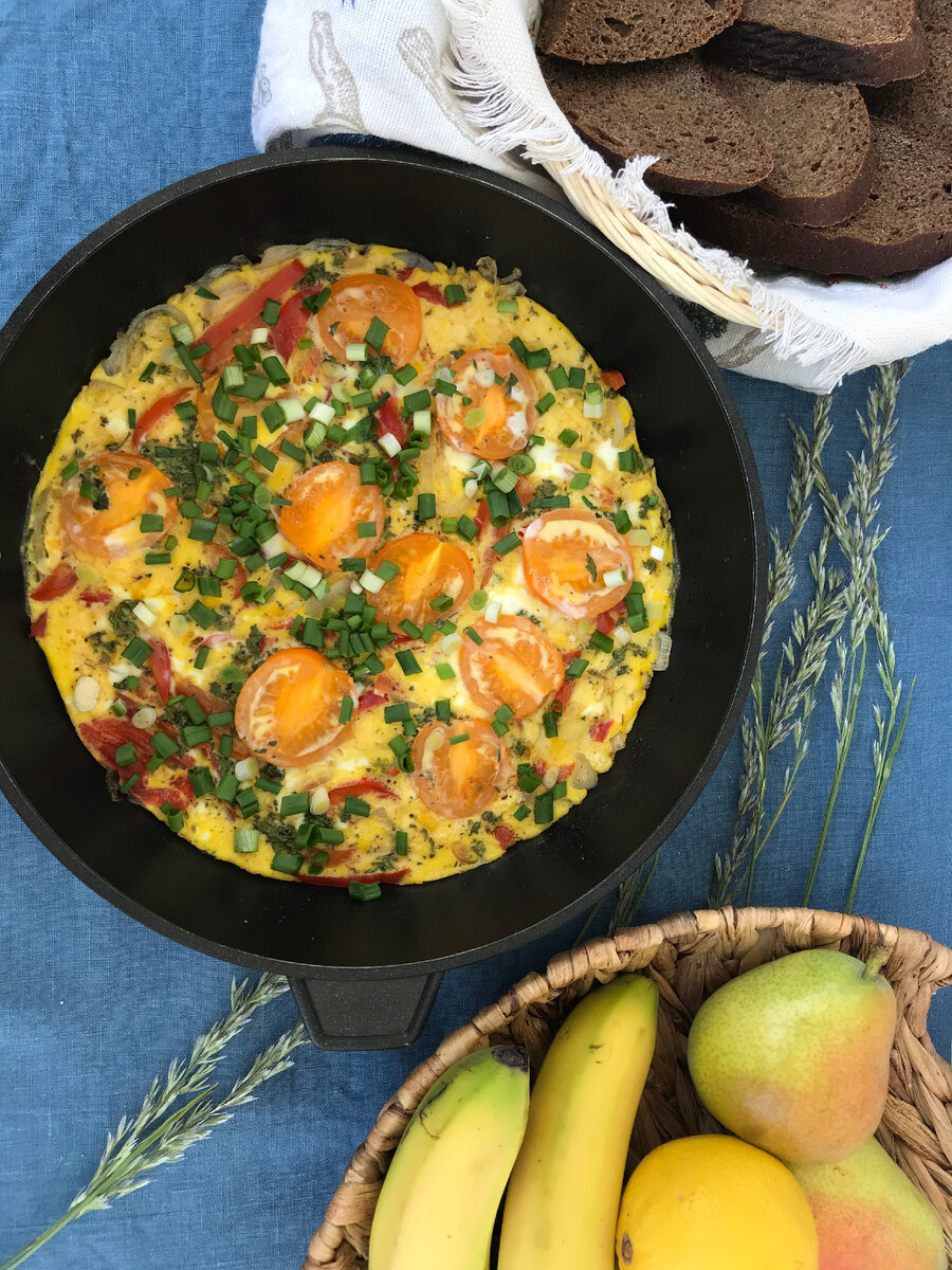 Омлет с помидорами черри и болгаским перцем —вкусное блюдо для завтрака. |  Готовим с Марусей | Дзен