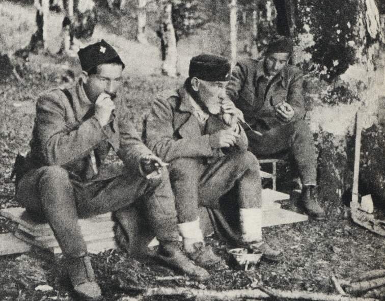 Федор Махин в партизанском отряде, 1942г. (в центре). Источник изображения: balkanist.ru