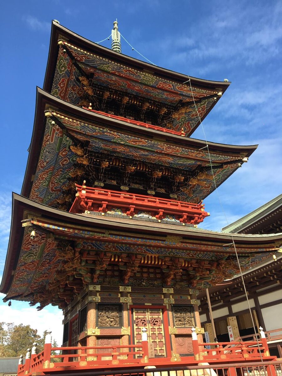 Пагода#Аэропорт Нариты расположен в 10 минутах от одноименного города и в часе езды от Токио. Оба города такие разные.