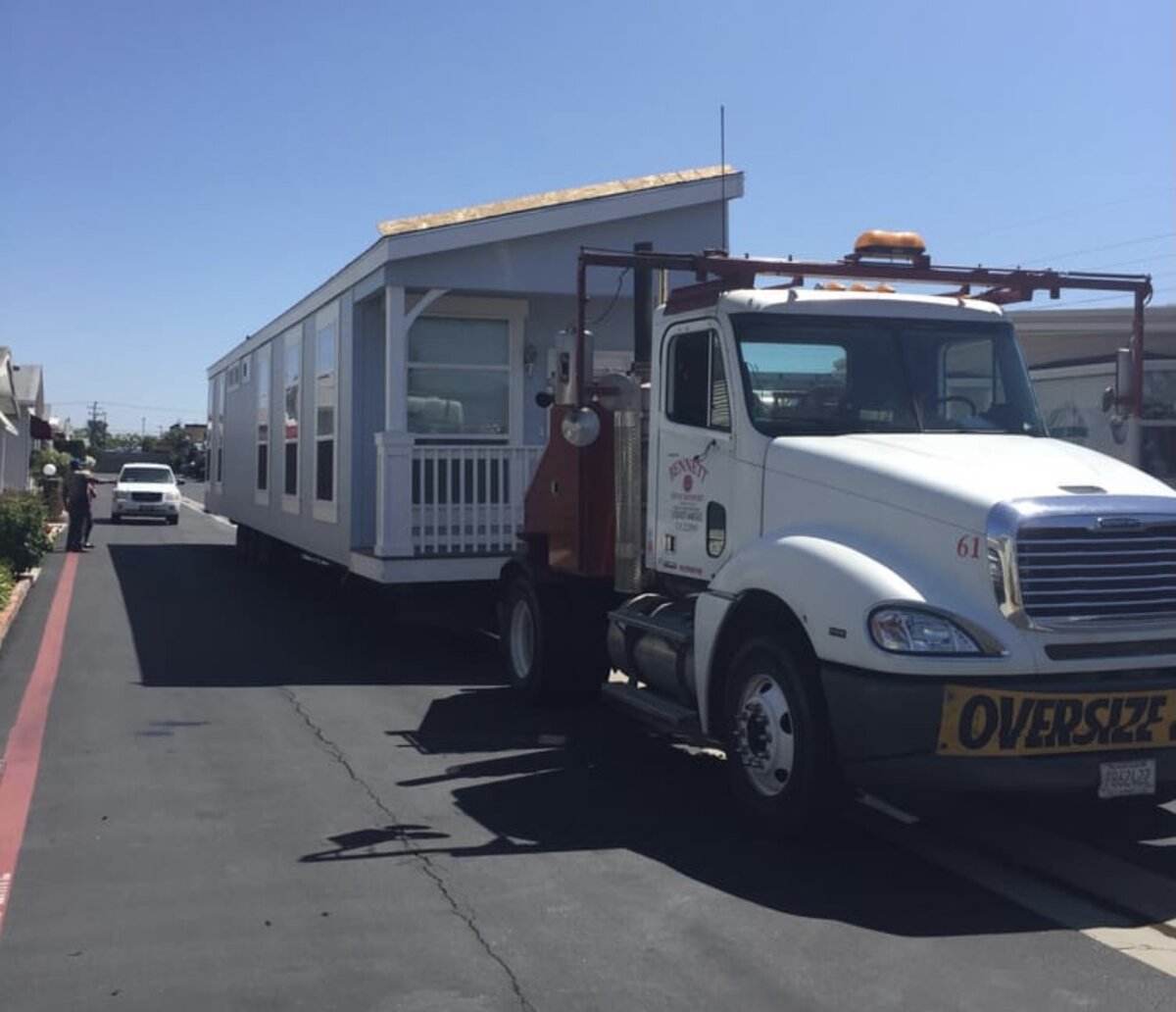 Так перевозят мобильные дома.