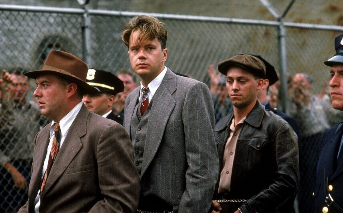 2) Побег из Шоушенка 1994г                                                                                                                                     В основу культовой драмы легла повесть Стивена Кинга «Рита Хейуорт из Шоушенка». Действие фильма разворачивается в конце 50-х годов прошлого столетия. Молодого финансиста Энди Дюфрейна за двойное убийство приговаривают к пожизненному заключению, но он категорически отрицает свою причастность к преступлению. Свой срок Энди отправляется отбывать в одну из известнейших тюрем – Шоушенк, из которой еще никому не удавалось сбежать. В тюрьме парень сталкивается с суровыми реалиями тюремного мира, мира, где нет места состраданию, а вокруг только жестокость.  