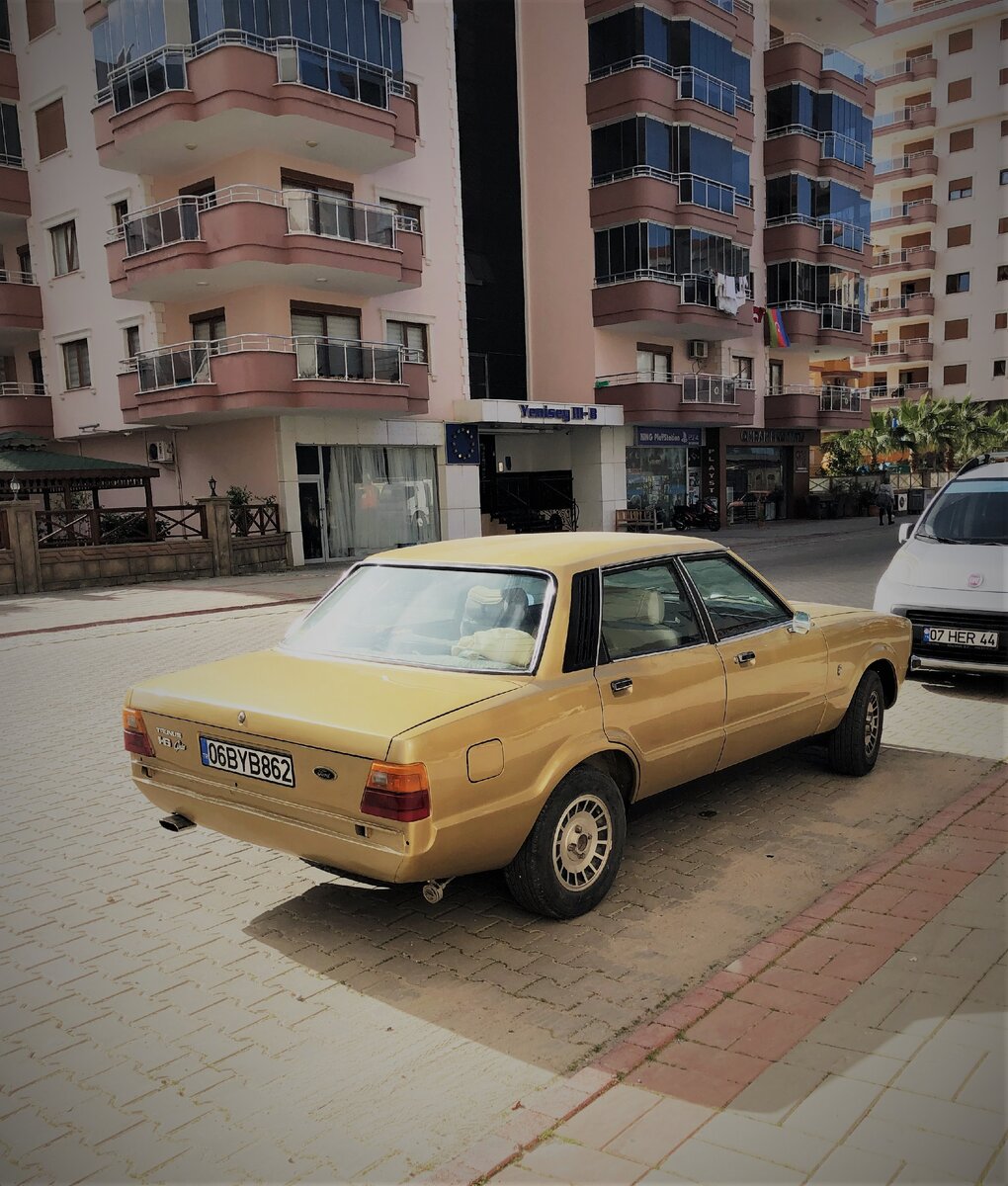 На дорогах часто можно встретить раритетные авто в хорошем и очень хорошем состоянии. Хотите Мерседес W126 не битый, не крашеный? Вам в Турцию!  