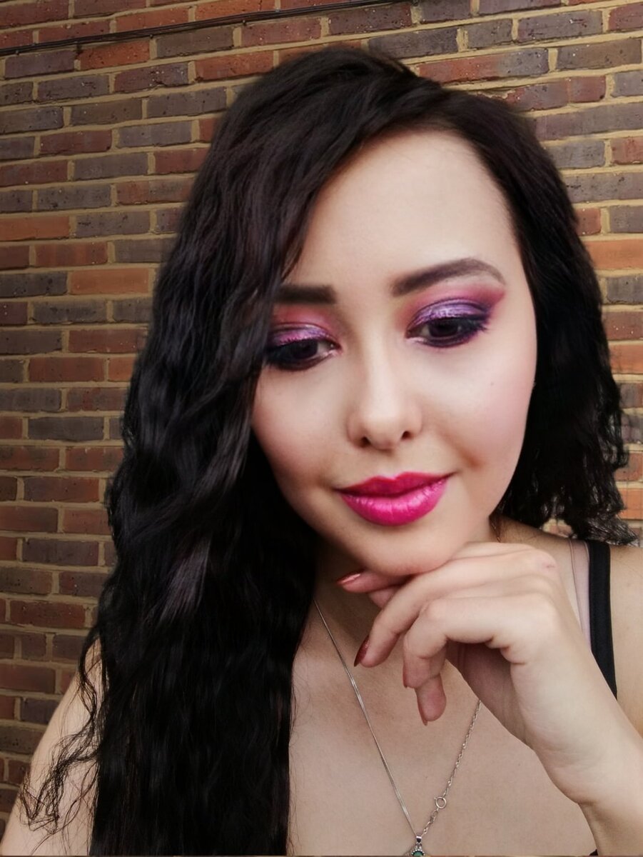 Румяна, я заменила обычной розовой помадой)