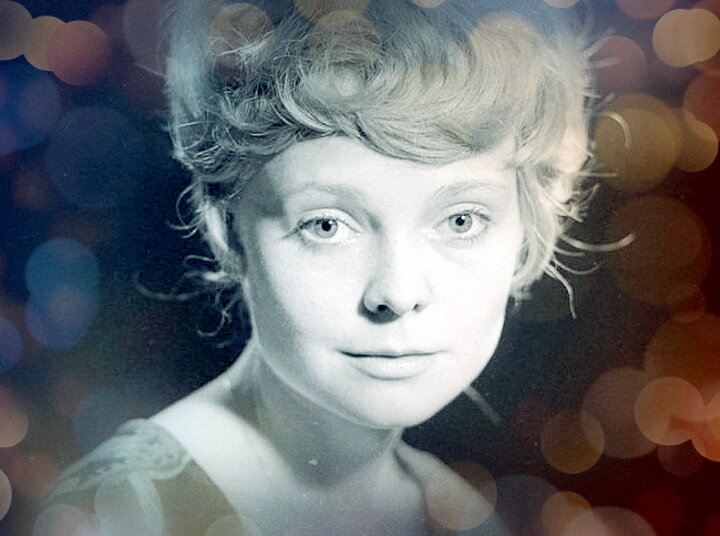 Первые 5 лет своей жизни будущая актриса провела в Англии. Её отца — дипломата направили туда советским послом.