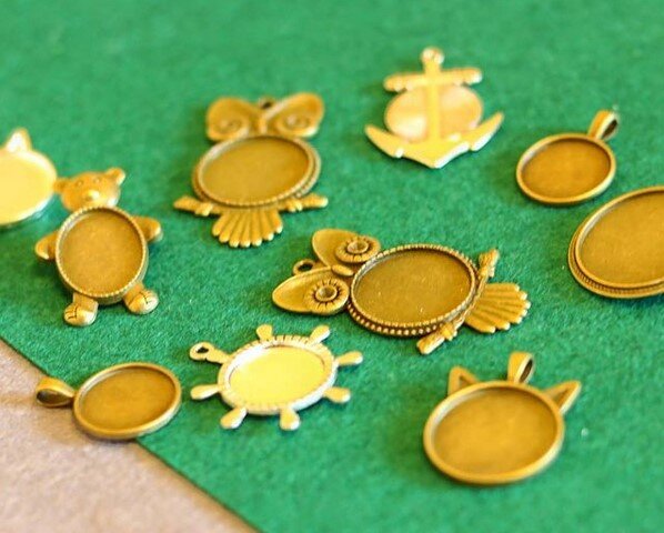 Я планировала сделать очень красивые броши и кулоны, поэтому выбрала помимо классических круглых ещё и несколько сов, мишек и других интересных кабошонов