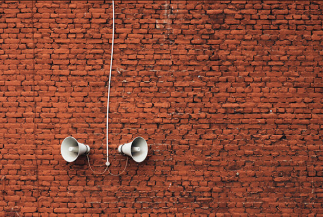 — Скажи мне, милый ребёнок: в каком ухе у меня жужжит?
— В левом!
— А вот и не угадал! У меня жужжит в обоих ухах.

