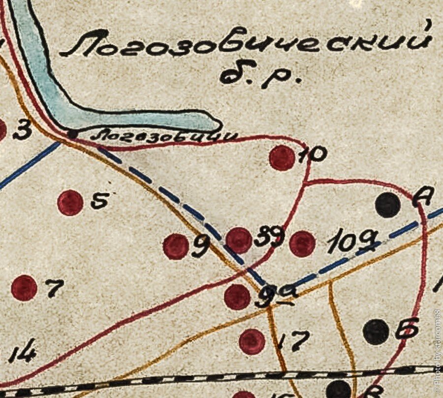На фрагменте Схемы Псковской УП [РГВА, Ф. 22, Оп. 32, Д. 2830, Л. 28]*, предположительно 1935 года, видно расположение КНП в окружении огневых точек подчиненного и соседнего батрайонов.