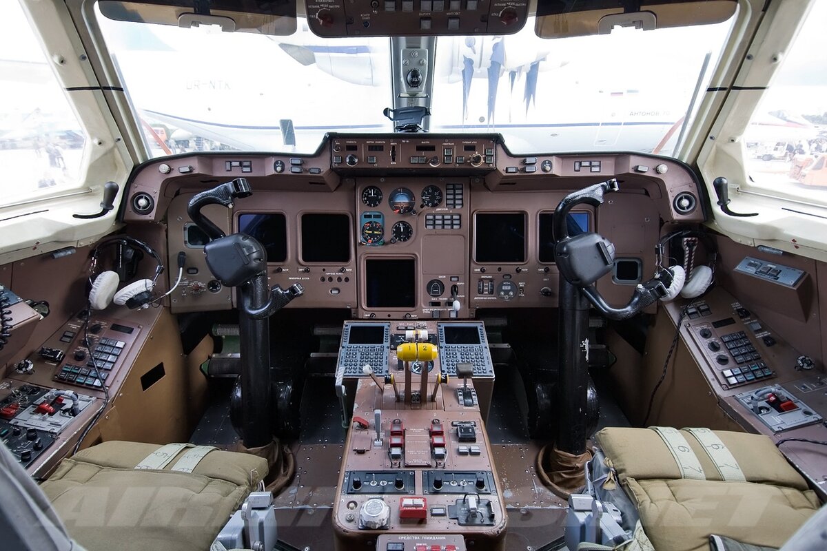 ЦПНК-114 с пятью цветными многофункциональными дисплеями, разработки ГосНИИ АС и НИИАО. Фото: Федор Борисов, fyodor-photo.livejournal.com