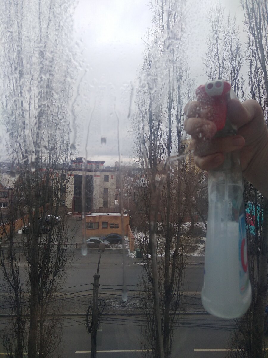 Das ist besonders vorteilhaft beim Reinigen von Fenstern zur Straßenseite, wo der Zugang aufgrund des Problems, dass sich die Flügel nicht öffnen lassen, schwierig ist.