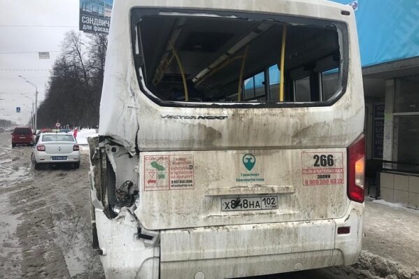 В одном из автобусов пострадали мужчина и женщинаФото: Динар Гильмутдинов / Facebook.comПОДЕЛИТЬСЯ