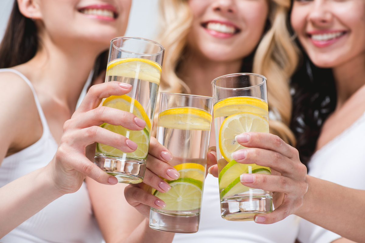  Пейте воду с лимоном. Фото из открытого источники Oum.ru
