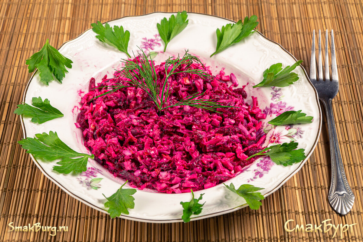 Простой праздничный салат с крабовыми палочками - отличная закуска на все случаи жизни!
