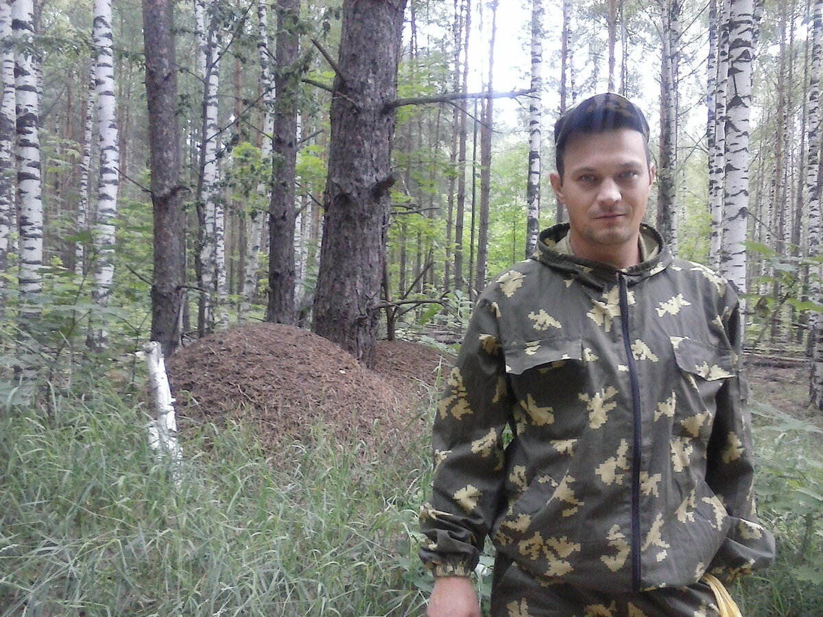 Спрятался от комаров.