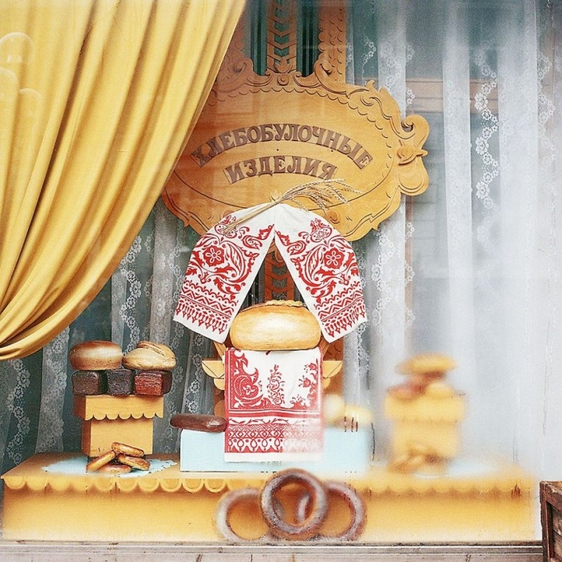 Витрина булочной. Автор канадский фотограф Дэвид Хлынски.