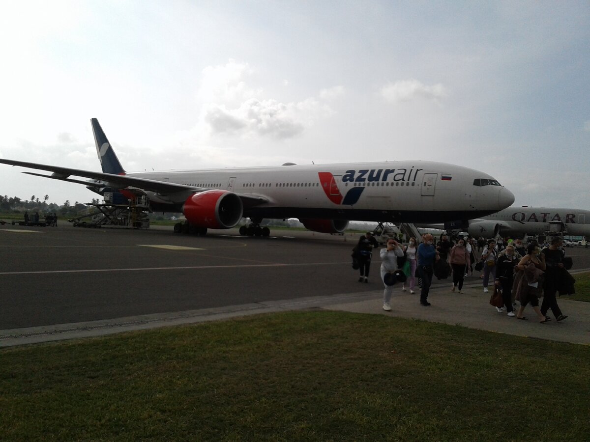 Самолет  Boing 777-300 в аэропорту Занзибара.