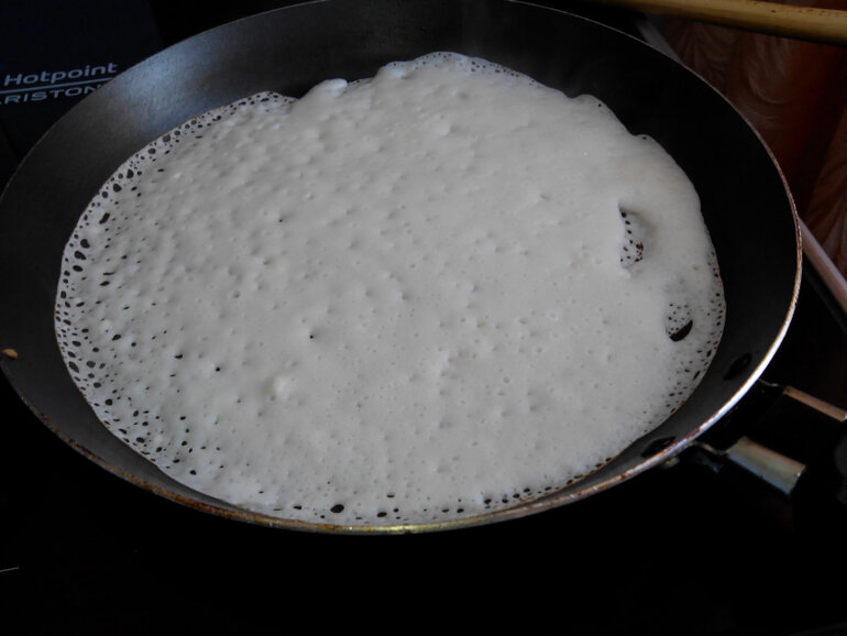 Чуточку перелила теста. Старайтесь лить меньше, чтобы блинчики получились как можно тоньше. Фото автора канала.