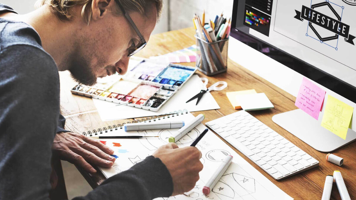 Работа на дому - мечта многих людей в наше время, и профессия художника очень здорово подходит под такой формат занятости. Источник фото: https://0u8phke6ol-flywheel.netdna-ssl.com