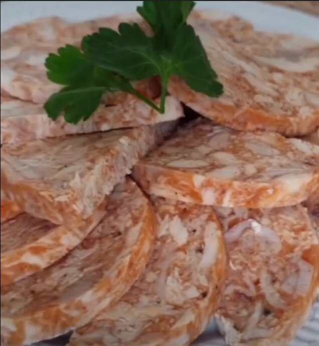 Куриный рулет с чесноком в пластиковой бутылке