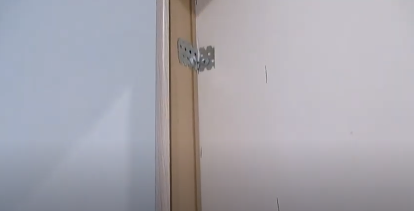 Разметка и крепление первого ряда наличников к стене