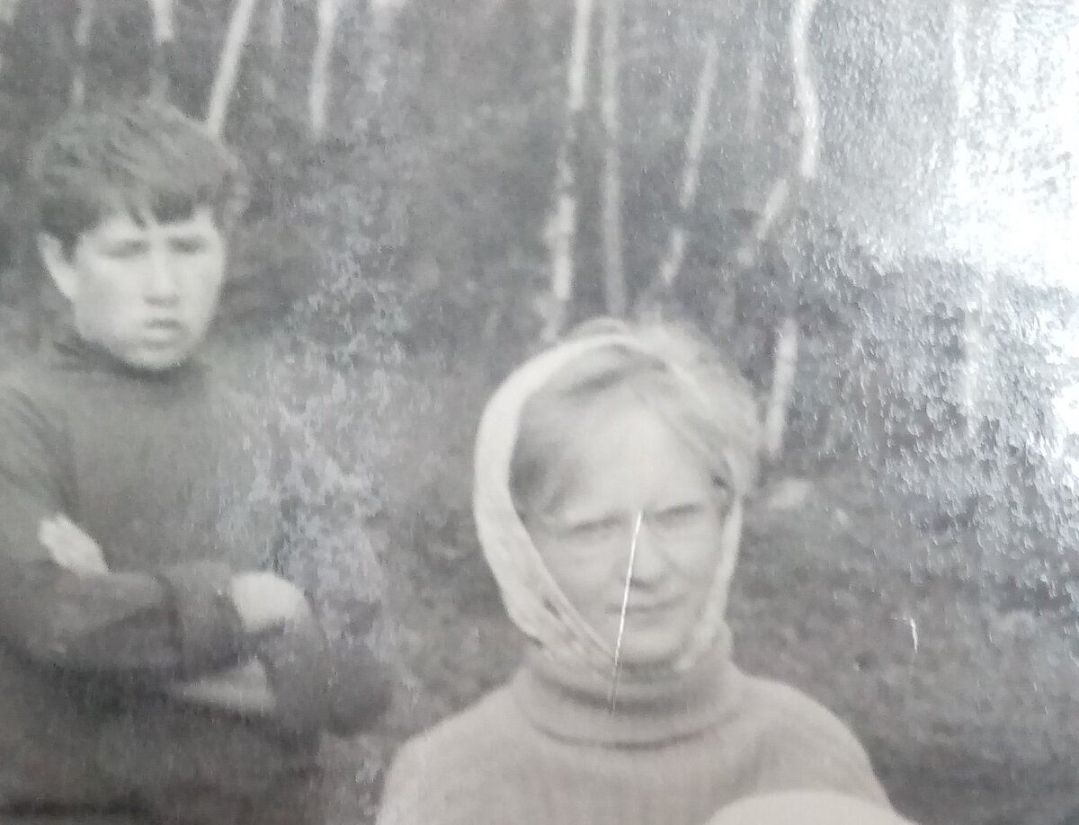 Мама с отцом в старших классах в походе. 