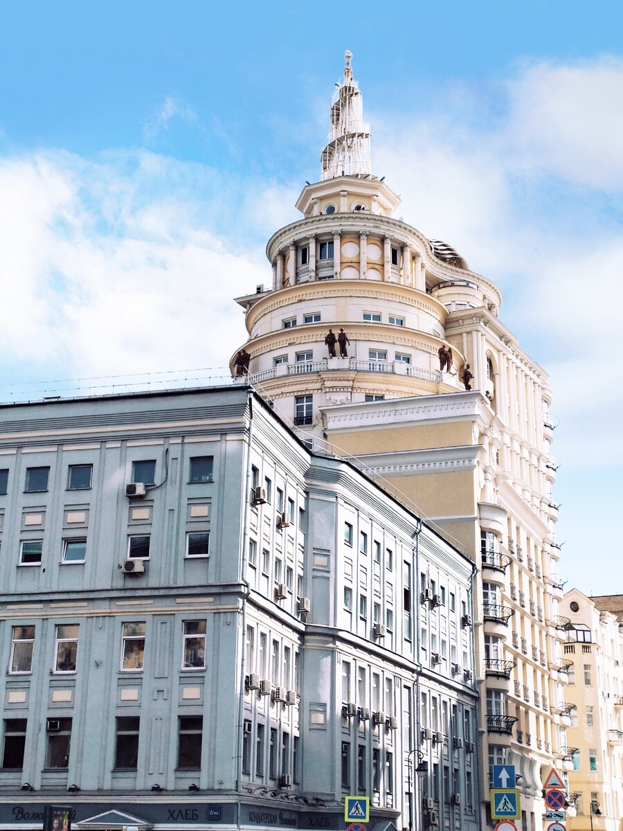 Чу́дная и чудна́я морская раковина возвышается над крышами Большой Садовой улицы.