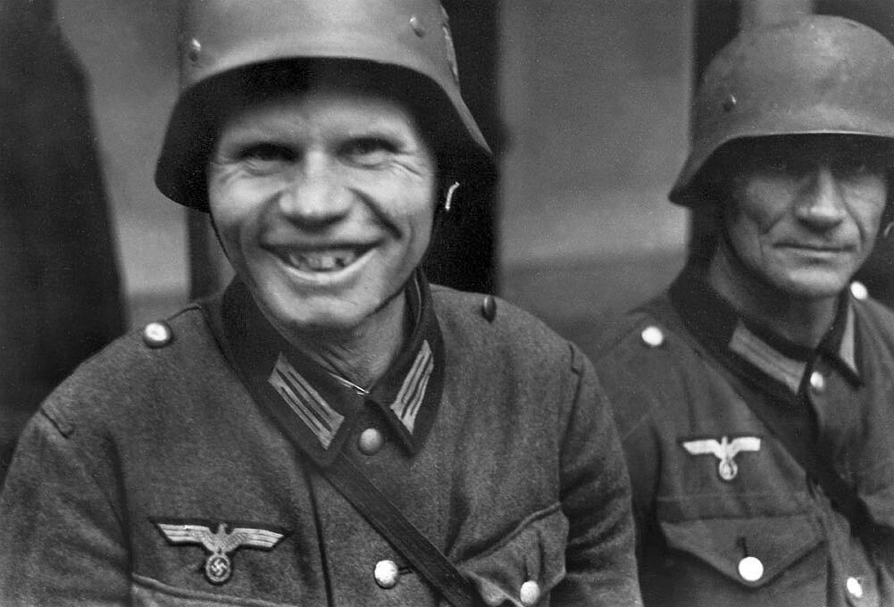 Немцы радуются. Фриц немецкий солдат. Немецкий солдат улыбается. Немецкие фашисты. Немецкие солдаты смеются.