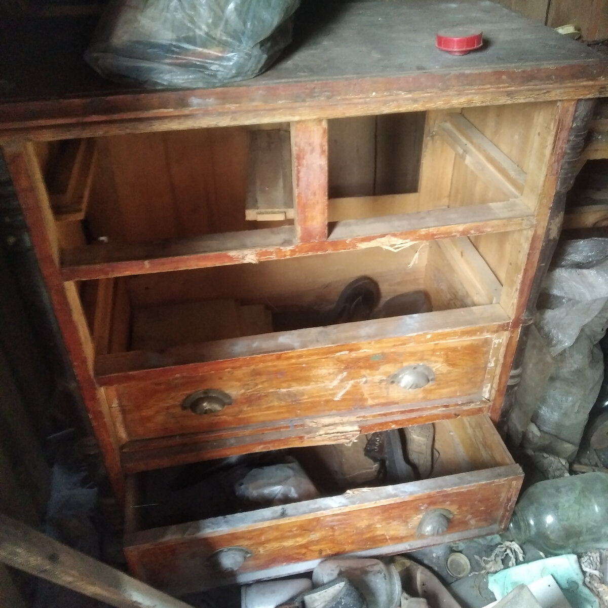 В этих старых сараях сохранилась старая мебель