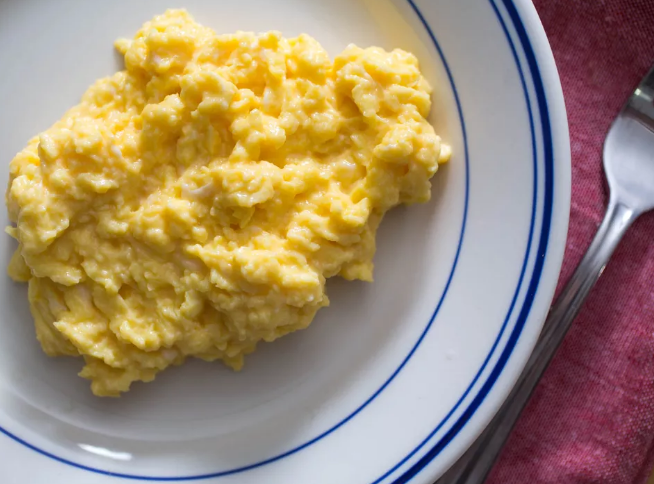 Яичница-болтунья, мягкая омлет или пушистая закуска, с надстройками или без них - это проверенные советы.