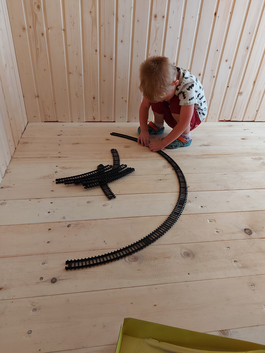 Собираем железную дорогу, купленную не на алименты. Алименты я пока не начала получать