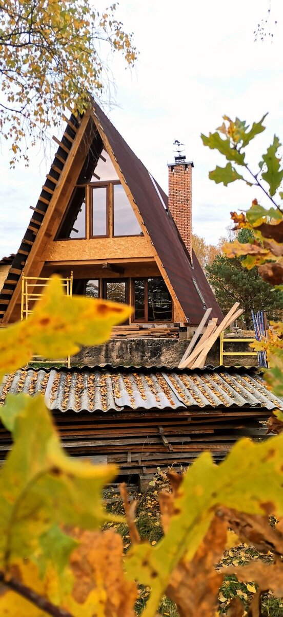 Фото сделано осенью сразу после возведения 