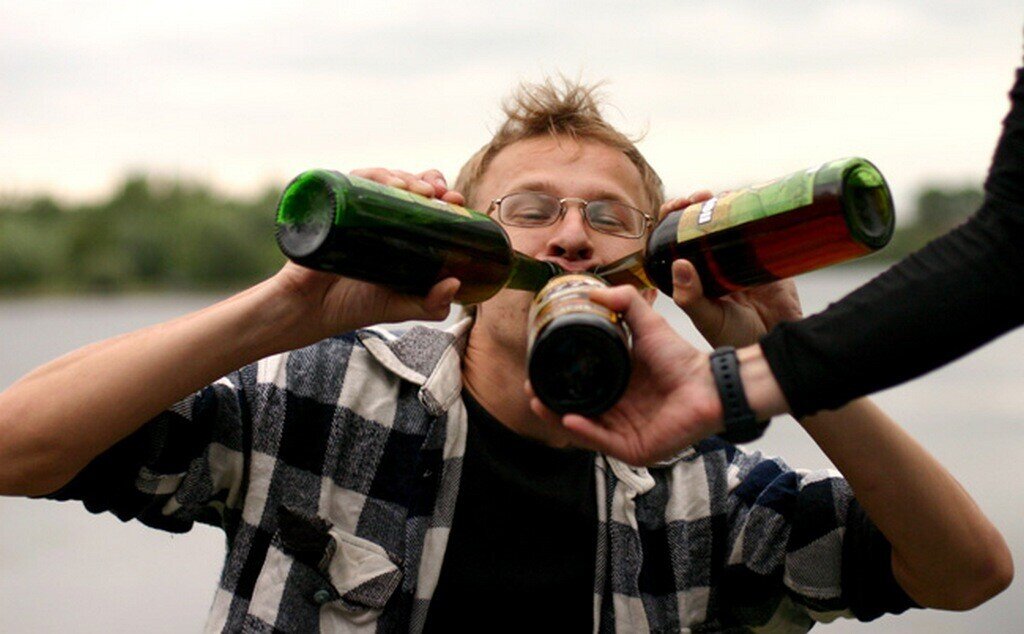 Человек пьет. Пьющие после второго. Женщина пьет. Пьющие после второго. Пьющие девушки.