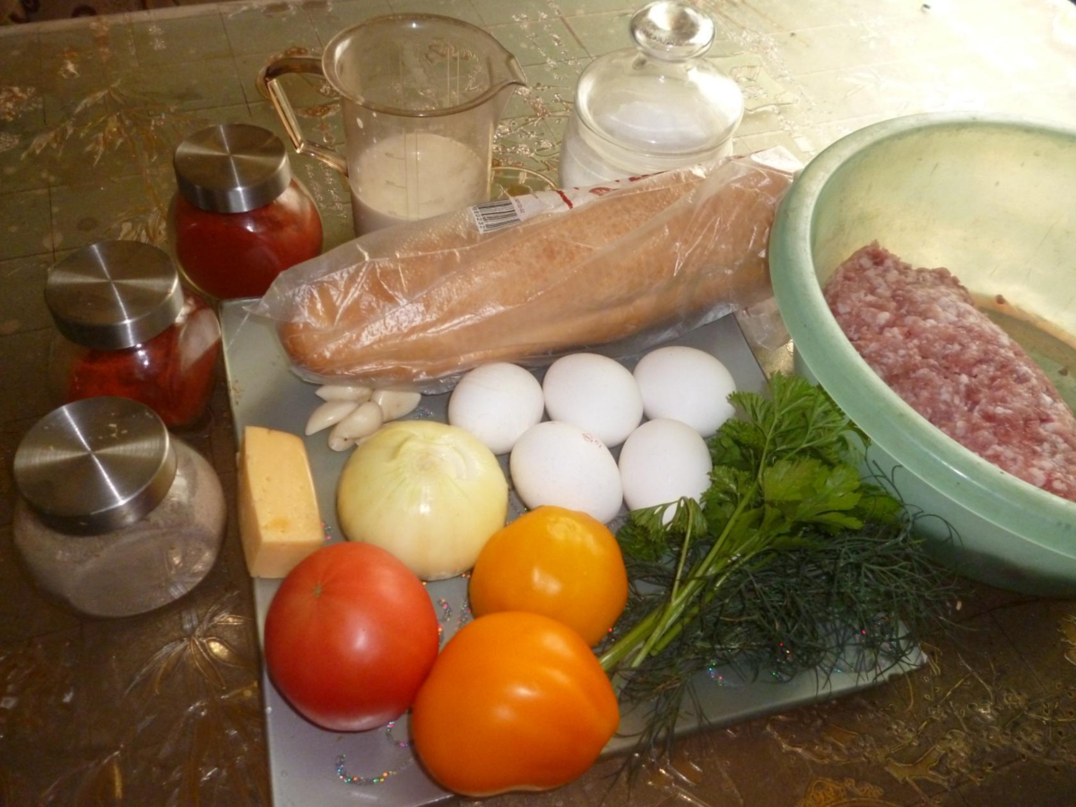  Иногда случается, что батон или багет черствеют. Из них можно приготовить множество блюд. Я предлагаю вам мясную запеканку.