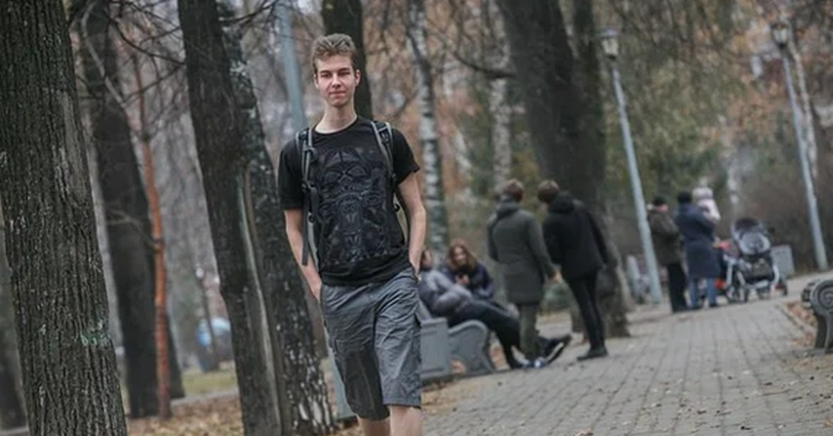 Телеам. Парень на улице. Парень идет. Мужчина идет по улице. Люди идут по улице.