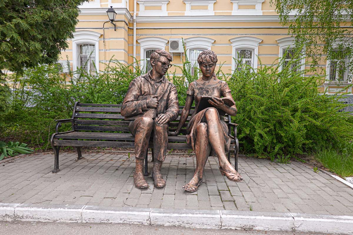 В каком городе открыли памятник шурику. Памятник Шурику в Рязани. Статуя Лиды и Шурика в Рязани. Памятник Демьяненко в Екатеринбурге. Памятник Александра Демьяненко.