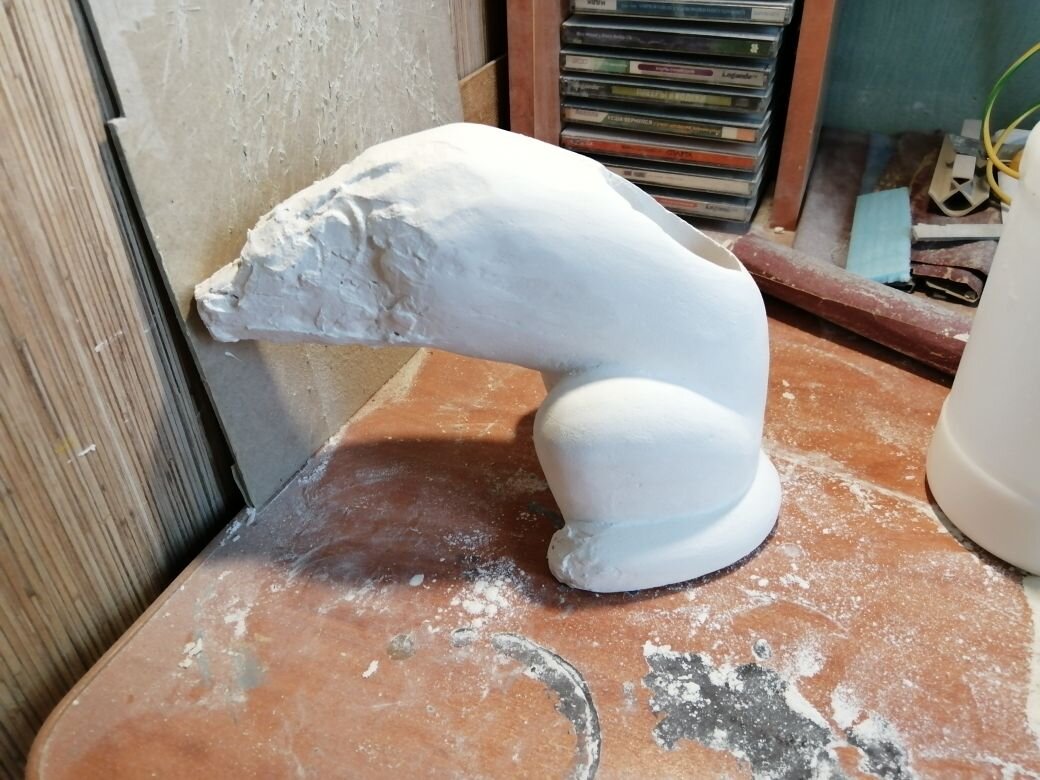 Не то что бы он устал и прислонился куда то там. Просто падает вперед без передних лап))