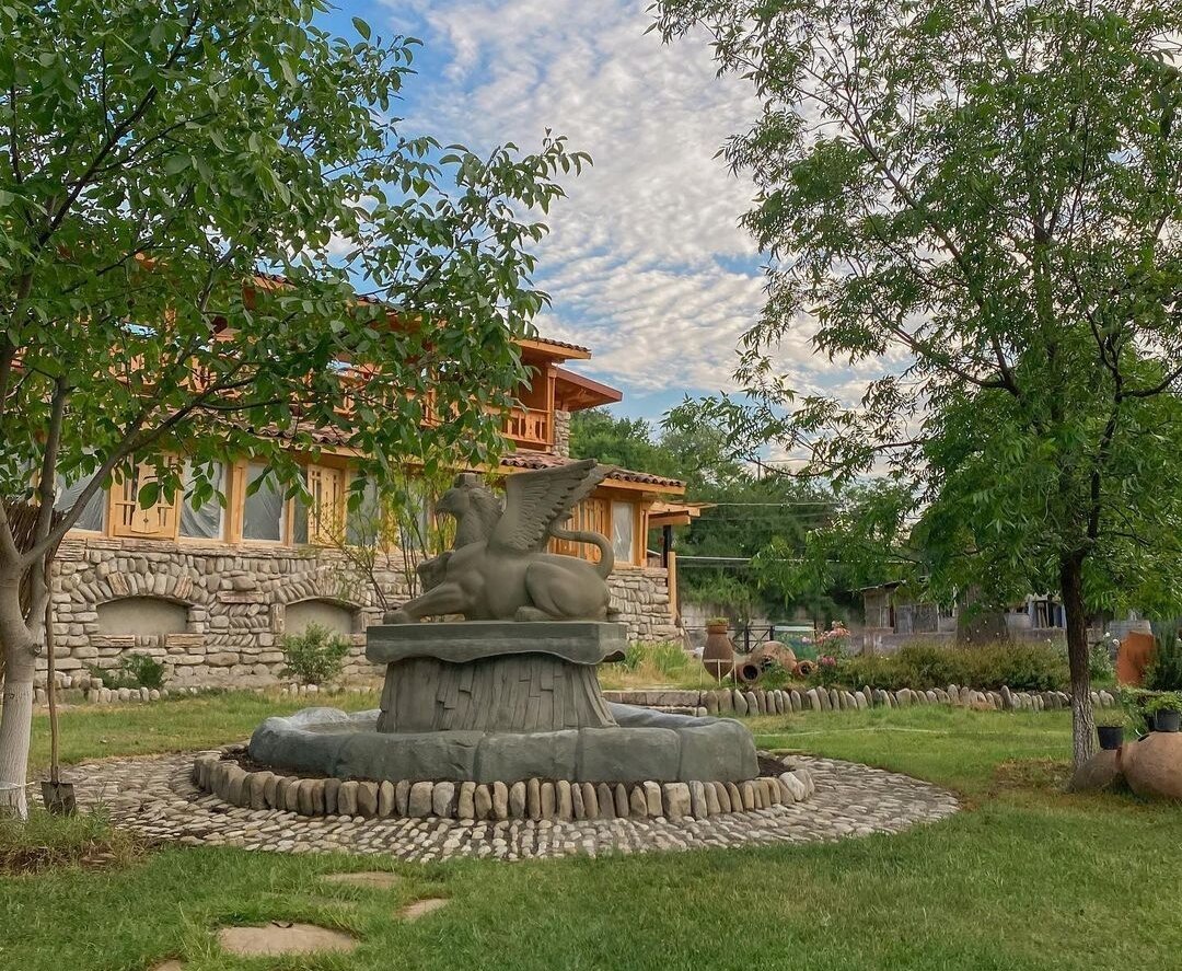 Мифологический Фасхунджи - по приданиям принес людям виноградную гроздь.