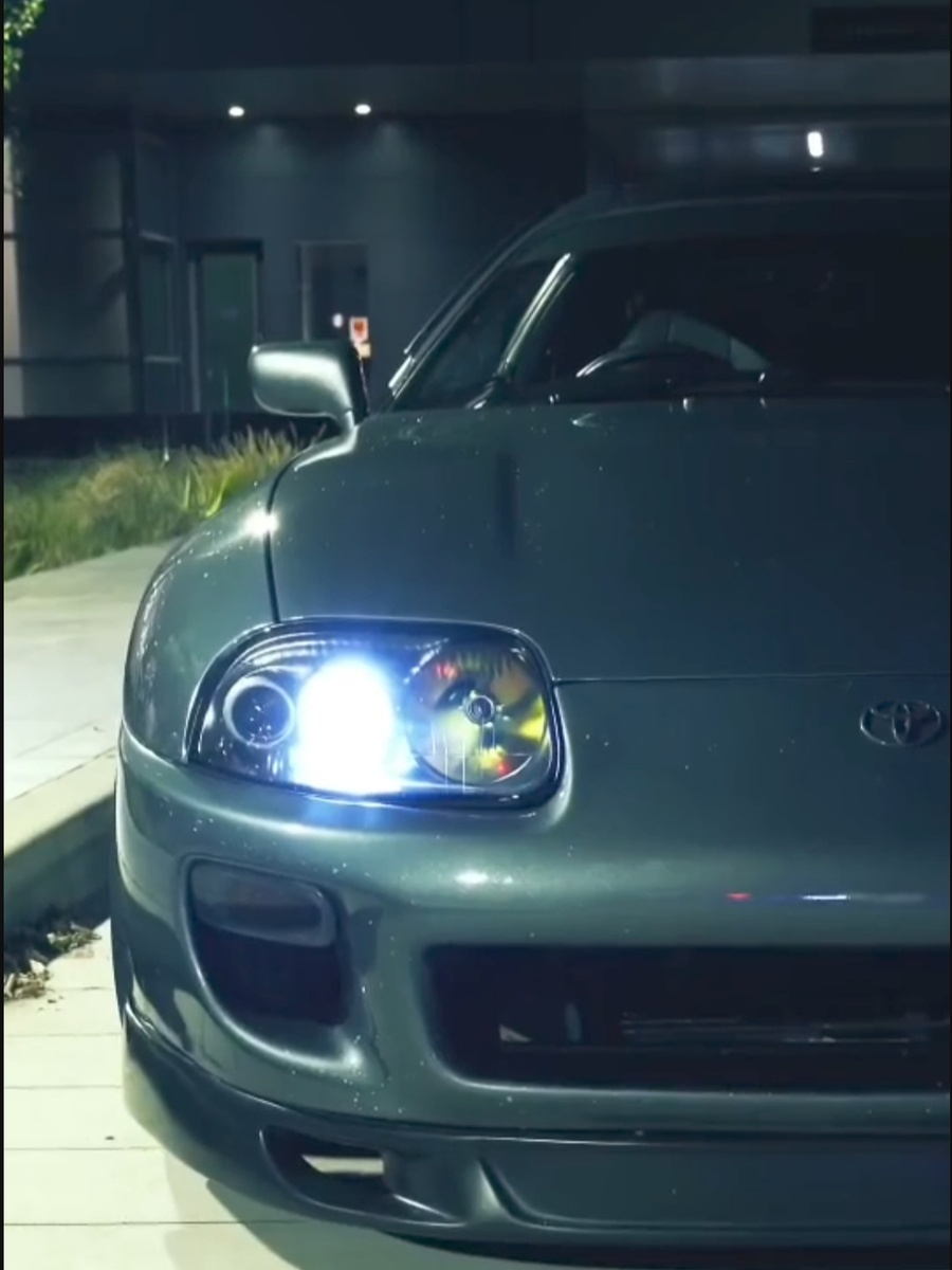 Дизайн Supra был перенят от Toyota Celica, но кузов стал длиннее и шире[6]. Начиная с середины 1986 года.Став самостоятельной моделью. В связи с этим Toyota перестала использовать префикс Celica, и  стал именоваться просто Supra[7]. 1-2-3 поколения Supra собирались в Тахаре, а четвёртое и пятое поколение — в городе Тоёта в Японии.

Supra также имеет связь с Toyota 2000GT. На все четыре поколения Supra устанавливались рядные 6-цилиндровые двигатели. Шасси получило код «А».


В 1998 году Toyota прекратила продажи Supra в США,[7] а в 2002 году было официально прекращено производство в Японии.

Четыре поколения получили обозначения A40, A60, A70, A80. Официальные названия модификаций автомобилей Toyota относятся только к кодам шасси. Toyota использует название Mark II для обозначения своих автомобилей на платформе X, которые включают модели Mark II, Cressida, Chaser и Cresta[источник не указан 566 дней].