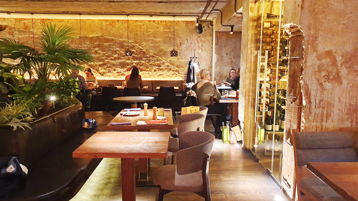 Общий вид второго этажа. Справа здоровенный винный шкаф