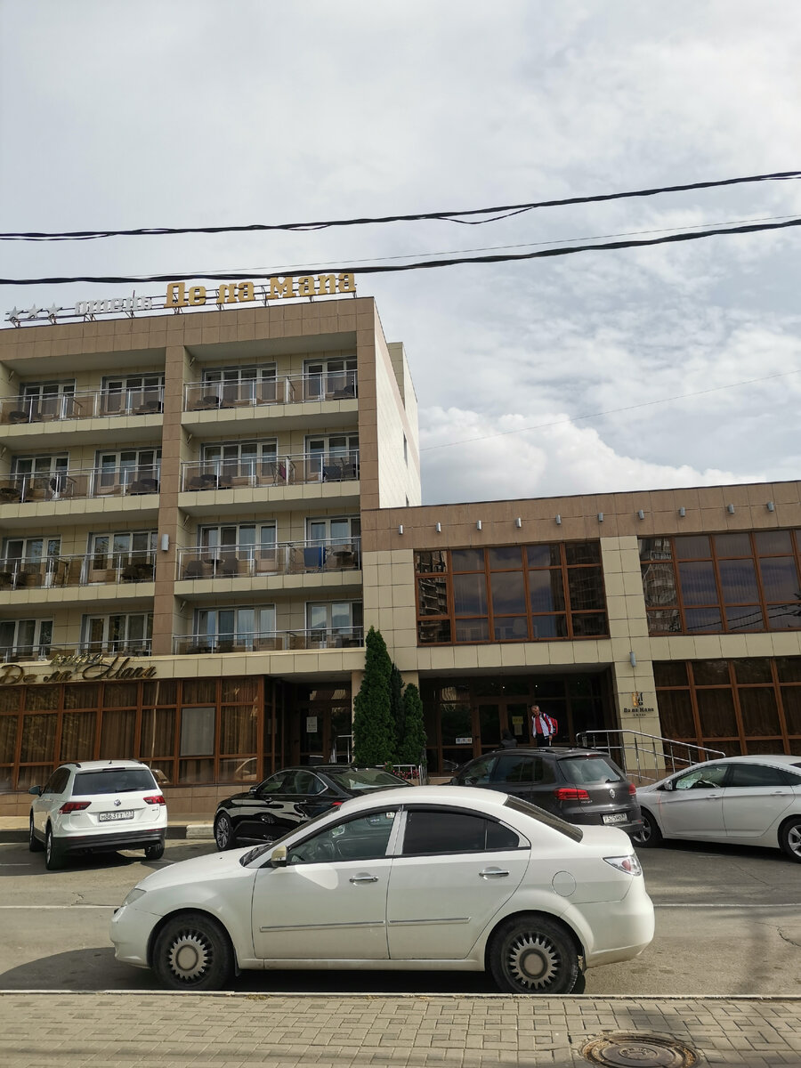 Отель неплохой, рядом с центром города.