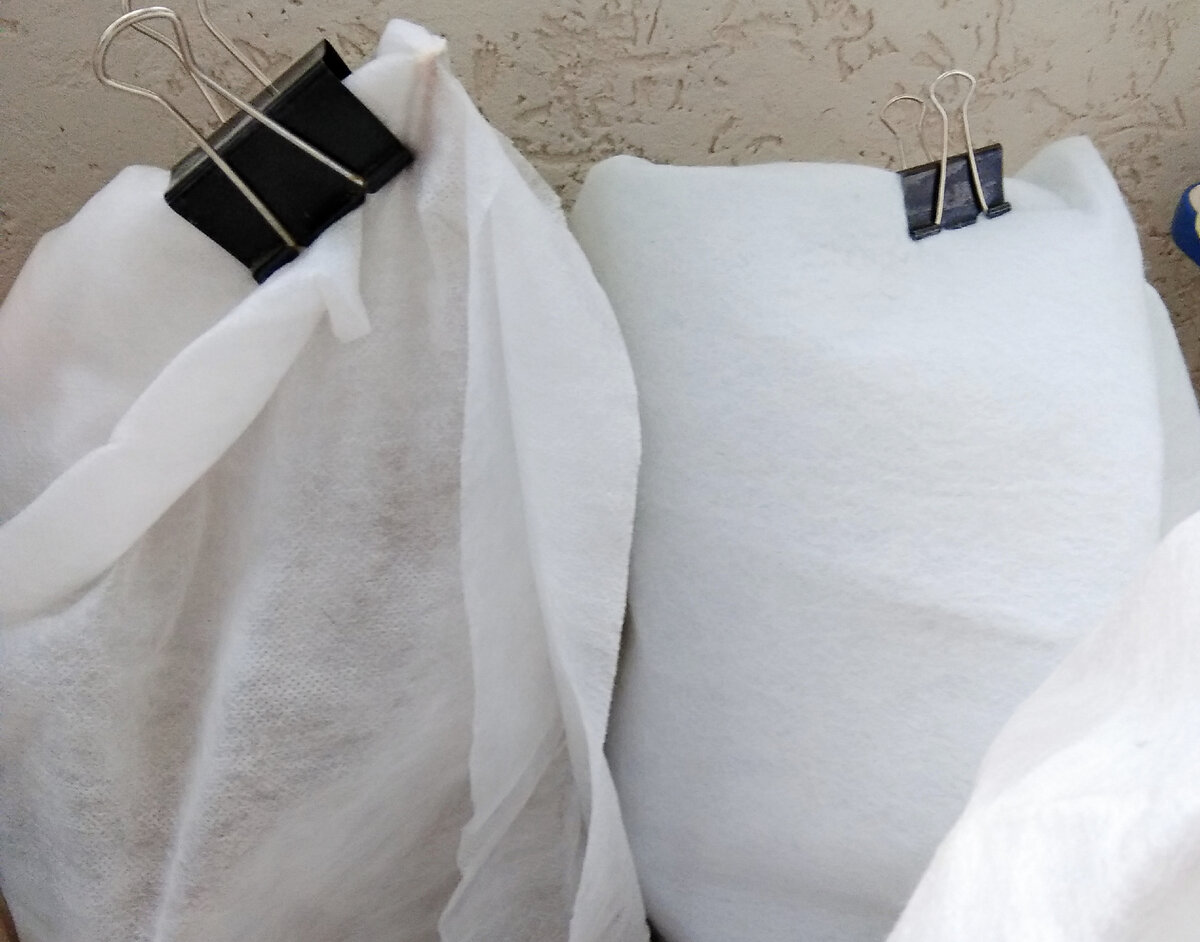 Вот так хранила свои черенки на лоджии. Настоящие "снежные" сугробы