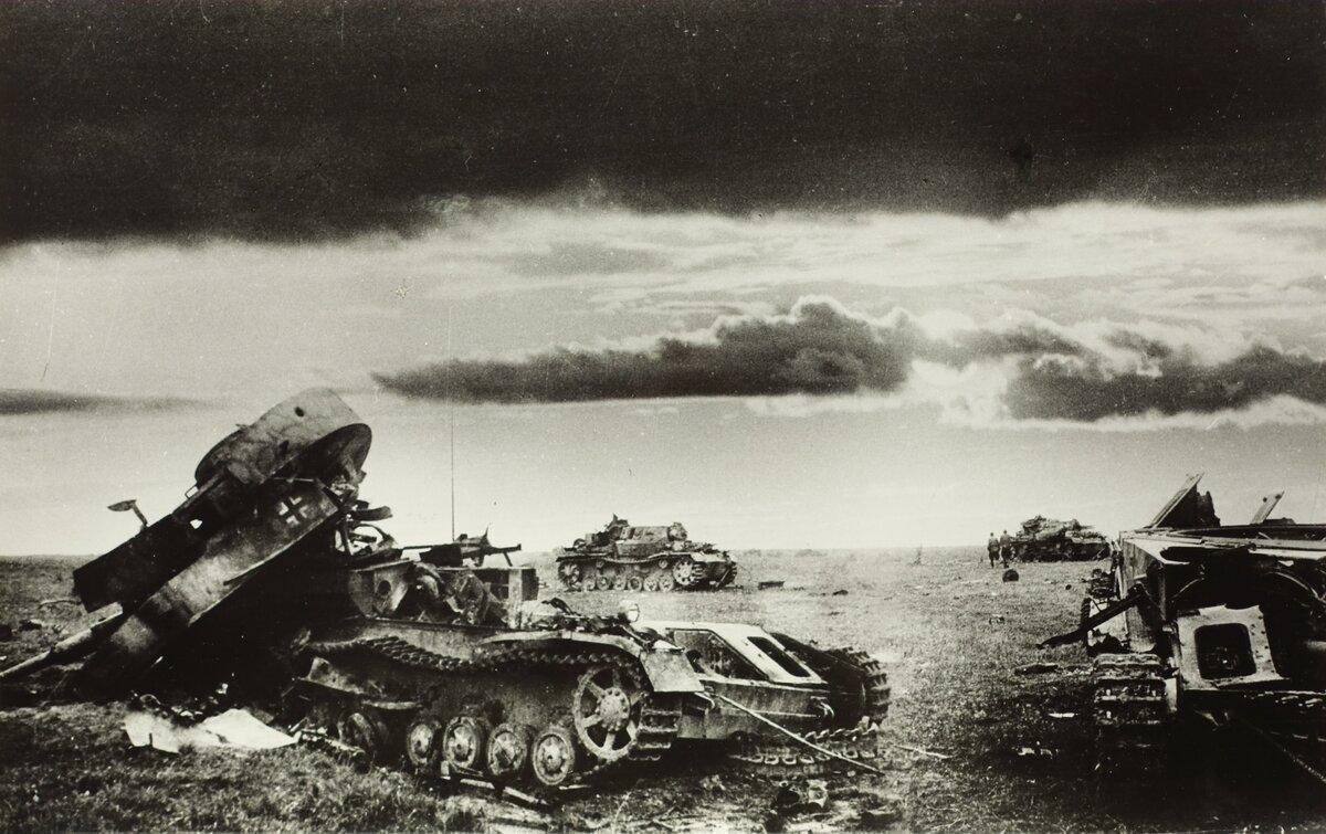 Разбитые битвой. Курская битва 1943. Курская битва подбитые немецкие танки. Битва под Курском 1943. Курская битва июль август 1943.