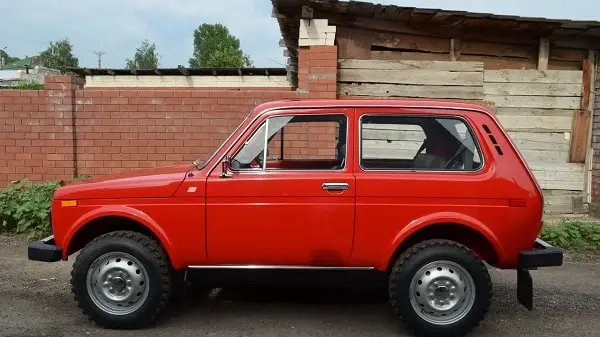 ВАЗ 2121
 Одним из самых популярных автомобилей отечественного производства является ВАЗ 2121 «Нива». Эта модель отличается своей практичностью и выносливостью. Полноприводная машина пользуется большим спросом у любителей охоты и рыбалки: имеет высокий просвет и очень удобна в управлении. По своей проходимости и маневренности, она ни чем не уступает многим заграничным кроссоверам. За 100000 рублей можно найти авто 2005-2008 годов выпуска.
ваз 2121 (нива)
Автомобили отечественных производителей обладают рядом преимуществ:

недорогие и легкодоступные запчасти и расходные материалы;
простота в обслуживании и ремонте авто;
невысокая стоимость.
Машины российских марок будут надежно служить своим владельцам. Ремонт такого транспорта не требует больших финансовых вложений, автолюбитель может починить машину самостоятельно. Автозапчасти можно найти в любом специализированном магазине.