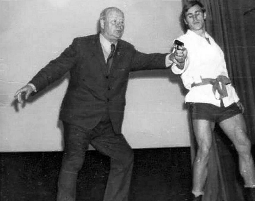 А.А. Харлампиев демонстрирует приём самообороны. Фото из свободных источников.