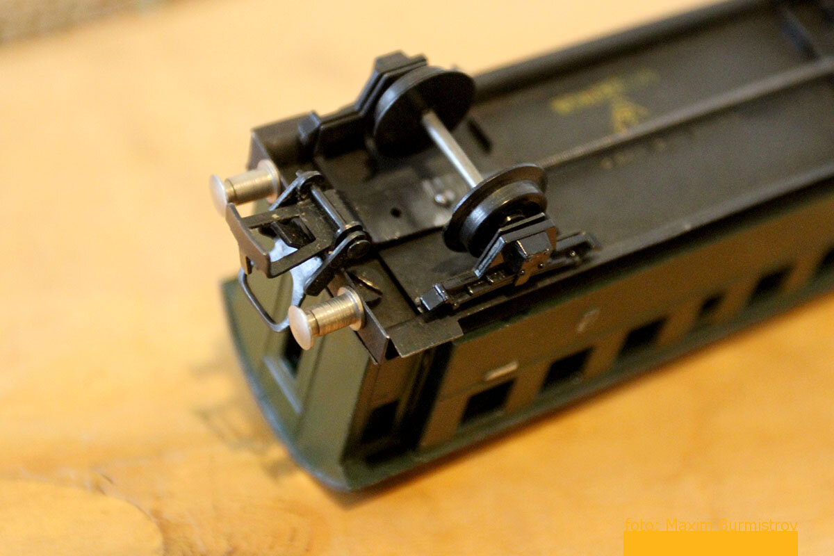 Винты крепят корпус вагона к платформе.