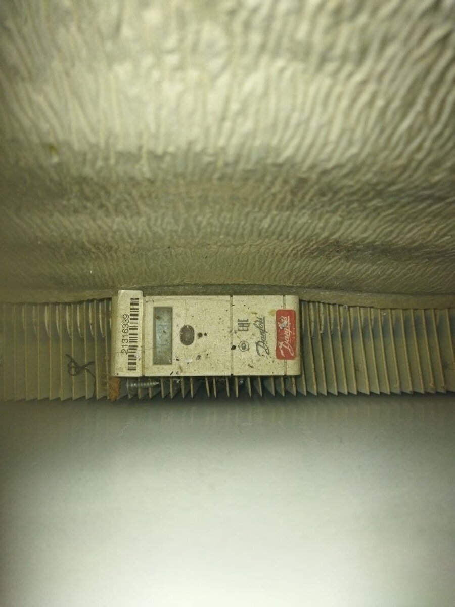 Так выглядит радиатор отопления на кухне в квартире. Снова нужно снимать кожух и чистить😒