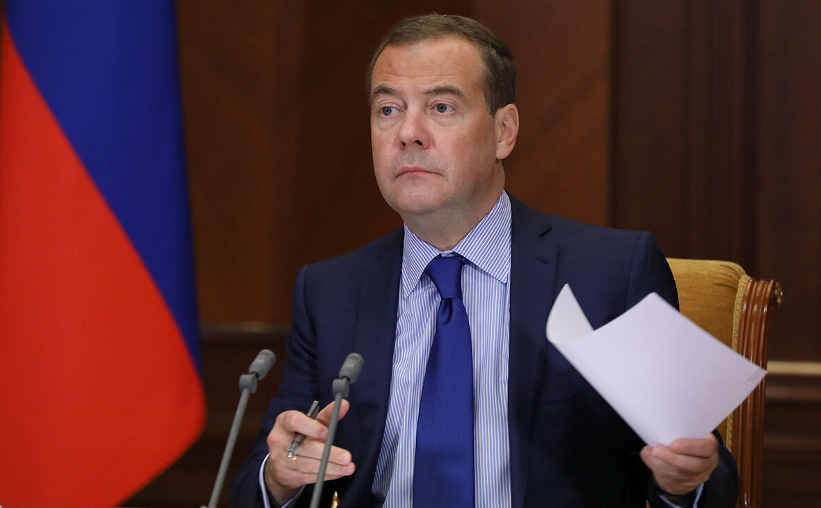 Интернет, как известно, появился в определенное время и, безусловно, ключевые права на управление им — в Соединенных Штатах Америки. Так что потенциально, если случится что-то чрезвычайное, если у кого-то совсем снесет голову, такое может произойти. Именно потому что ключи от этого ларчика находятся за океаном... План, конечно, у нас есть того, как действовать в такой ситуации», — сказал Медведев.
